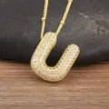 Collana con ciondolo lettera U colore oro con pietre in zirconia cubica micro pavé e catena a sfere. - Lettera U