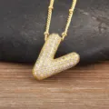 Collana con ciondolo a bolla in zircone con lettere d'oro e catena di perline donna. - Lettera V