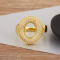 Klobiger vergoldeter Buchstabe O Ring mit funkelnden Zirkonia Steinen, verstellbares Design. - Buchstabe O Stil / Verstellbare offene Größe / Gold