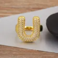Klobiger vergoldeter Ballon Buchstabe U Ring mit funkelnden Zirkonias, verstellbares Design. - Buchstabe U Stil / Verstellbare offene Größe / Gold