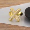 Verstellbarer vergoldeter dicker Buchstabe X Ring mit glitzernden Zirkonia Steinen. - Buchstabe X Stil / Verstellbare offene Größe / Gold
