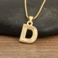 Vergoldete Messing Halskette mit Buchstabe D und Perlmutt Anhänger für Damen elegant. - Buchstabe D
