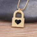 Elégant collier avec pendentif cadenas cœur doré et émail noir de style rétro chic - Noir