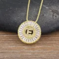 Collana con lettera E in oro, ciondolo rotondo in zircone cubico catenina clavicolare. - Lettera E
