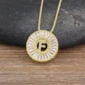 Collana con ciondolo lettera F placcata in oro e pietre zirconi baguette brillanti. - Lettera F