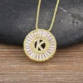 Collana con ciondolo lettera K rotonda dorata con zirconi cubici scintillanti, stile elegante. - Lettera K