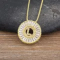 Collana rotonda placcata in oro con lettera L e pietre di zirconia cubica lucide. - Taglia L
