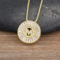 Elegante collana con ciondolo lettera M in zircone rotondo per donna, gioiello dorato. - Taglia M