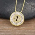 Collana con ciondolo lettera N dorata da donna, elegante catenina rotonda con zirconi. - Lettera N
