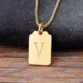 Collana con ciondolo iniziale placcato oro con etichetta rettangolare minimalista lettera V. - Lettera V