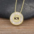 Collana con ciondolo iniziale "S" rotonda placcata in oro con zirconi cubici scintillanti. - Taglia S
