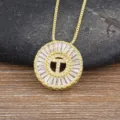 Elegante collana con ciondolo iniziale T placcato oro con alone di zirconi cubici. - Lettera T