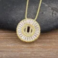 Collana con ciondolo rotondo lettera U in rame dorato e zirconi cubici luminosi da donna - Lettera U