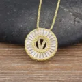 Collana con ciondolo lettera V rotonda in ottone dorato e zirconi cubici moda - Lettera V