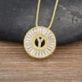 Collana tonda con lettera Y in ottone bagnato d'oro e zirconi cubici scintillanti. - Lettera Y