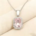 Détail du collier pendentif pierre précieuse rose carré avec cristaux, bijoux élégants de luxe. - Argent + Rose