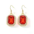 Eleganti orecchini pendenti in cristallo rosso rettangolare dorati vista dettaglio moda - Dorato e rosso