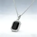Collier pendentif carré en pierre précieuse noire avec un halo de cristaux étincelants. - Ton Argent Noir
