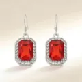 Orecchini pendenti in cristallo rosso con pietra preziosa primo piano dettaglio - Silver+Red