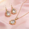 Elegante set di gioielli con collana e orecchini a goccia in stile vintage - Set / Bianco