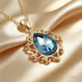 Elegante collana con pendente a goccia di cristallo blu stile corte vintage con montatura dorata ornata. - Collana / Blu