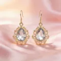 Eleganti orecchini pendenti stile palazzo vintage strass goccia gioielli per donna. - Orecchini / Bianco