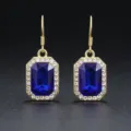 Eleganti orecchini pendenti rettangolari in cristallo blu con finitura dorata. - Oro + Blu Reale