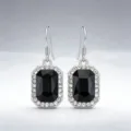 Eleganti orecchini pendenti argentati con cristallo nero rettangolare circondato da luminosi strass. - Argento + Nero