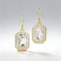 Orecchini pendenti rettangolari in cristallo dorato con luminoso alone di strass brillanti. - Oro + Bianco