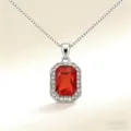 Charmant collier avec pendentif en cristal rouge rectangulaire et halo étincelant, chaîne argentée. - Silver+Red