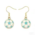 Close-up detailopname van blauw-witte voetbal hanger oorbellen, leuke sport sieraden. - Blauwe Oorbellen