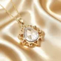 Collana dorata stile barocco vintage con ciondolo in cristallo trasparente a goccia e pizzo. - Collana / Bianco