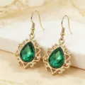 Orecchini a goccia dorati in stile retro eleganti con cristallo verde brillante. - Orecchini / Verde