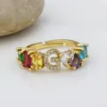 Anello regolabile con iniziale placcato in oro con zirconi colorati e lettera G donna. - Lettera G