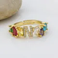 Anello regolabile in rame placcato oro 18K con pietre di zircone colorate e lettera N. - Lettera N