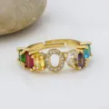 Anello in rame placcato oro 18k con zirconi cubici colorati e design con lettera O regolabile. - Lettera O