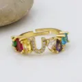Anello con lettera U iniziale placcato in oro con zirconi colorati per stile donna - Lettera U