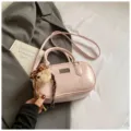 Rosa Boston Handtasche für Damen, schicke PU-Leder Umhängetasche mit Bärenanhänger und Griff. - Mit Anhänger / Rosa