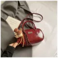 Stilvolle rote Lackleder Boston Handtasche mit süßem Bärenanhänger, vielseitige Umhängetasche. - Mit Anhänger / Rot