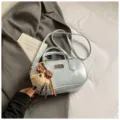 Hellblaue PU Leder Boston Umhängetasche für Damen mit Bärenanhänger und Metallelement. - Mit Anhänger / Blau