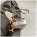 Sac à main Boston métallisé argenté avec pendentif en peluche, sac bandoulière. - Argent