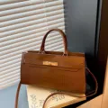 Elegante braune Handbag mit Krokodilmuster, Metallverschluss, vielseitige Umhängetasche für Damen. - Braun