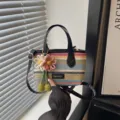 Sac à main en paille tressée à rayures colorées avec anses et pendentif fleur pour l'été. - Avec Pendentif / Noir