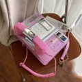 Retro pinkes Telefon Umhängetasche mit lustigem Tasten-Design und Metallkettengurt. - Rosa