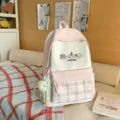 Detail des süßen japanischen Farbblock Campus Rucksacks mit niedlichem Plüsch-Anhänger. - Einzelne Tasche / Rosa