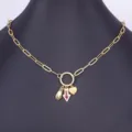 Collana con catena paperclip placcata in oro e ciondoli simbolici come mano e cuore. - Collana Multi-Ciondolo Chiusura Frontale (N570)