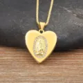 Collar de medallón de corazón dorado con colgante de la Virgen María y circonitas. - Virgen María