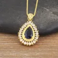 Elegante collana placcata in oro con ciondolo in zircone blu a goccia e pietre luminose. - Blu scuro
