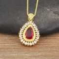Elegante collana con ciondolo in zircone rosso a goccia placcato in oro 18K con pietre bianche. - Rosso