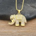 Collar con colgante de elefante dorado con circonita cúbica micro pavé para hombres y mujeres. - Blanco